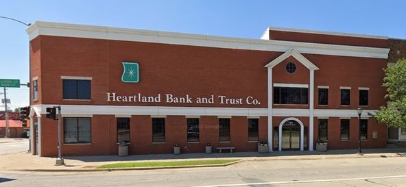 100 N Main St, Eureka, IL 61530